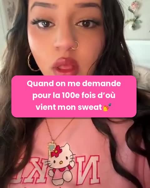 Client anime-art portant son sweat brodé