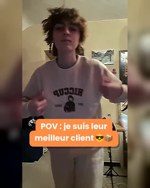 Client anime-art portant son sweat brodé