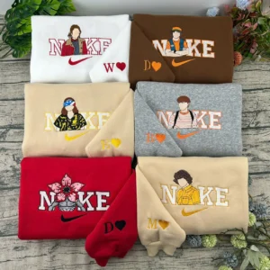 Pulls couple brodés Stranger Things : Nancy, Dustin, Eleven, Will, Mike et le Démogorgon sur sweatshirts assortis, initiale et cœur brodés sur la manche