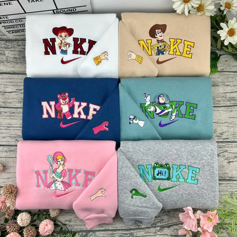 Pulls couple brodés Toy Story : Jessie, Woody, Lotso, Buzz l’Éclair, Bo Peep et Lilypad sur sweatshirts assortis, mains formant un cœur brodées sur les manches