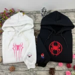 Sweats à capuche couple Spider-Man brodés : emblème Spider-Gwen rose sur hoodie blanc et emblème Miles Morales rouge sur hoodie noir, mini personnages brodés sur la manche