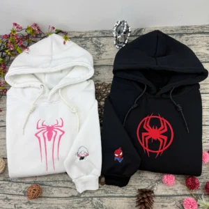 Sweats à capuche couple Spider-Man brodés : emblème Spider-Gwen rose sur hoodie blanc et emblème Miles Morales rouge sur hoodie noir, mini personnages brodés sur la manche