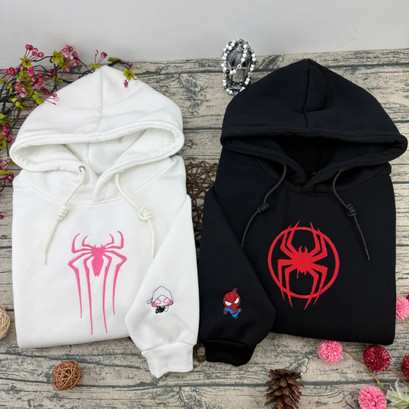 Sweats à capuche couple Spider-Man brodés : emblème Spider-Gwen rose sur hoodie blanc et emblème Miles Morales rouge sur hoodie noir, mini personnages brodés sur la manche